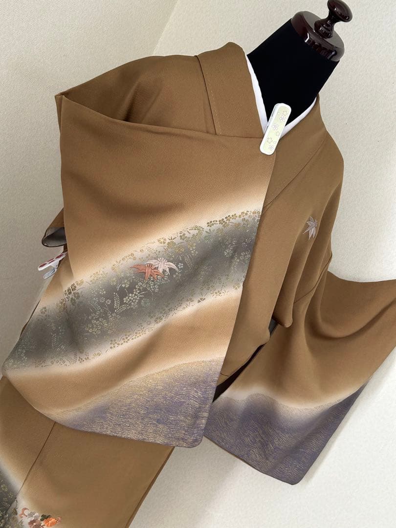 正絹　訪問着　暈し染め　枯草色　金彩　刺繍花文 訪問着 着物 中古 正絹 袷 金駒刺繍 花の図 流水 やや薄い芥子色 多色