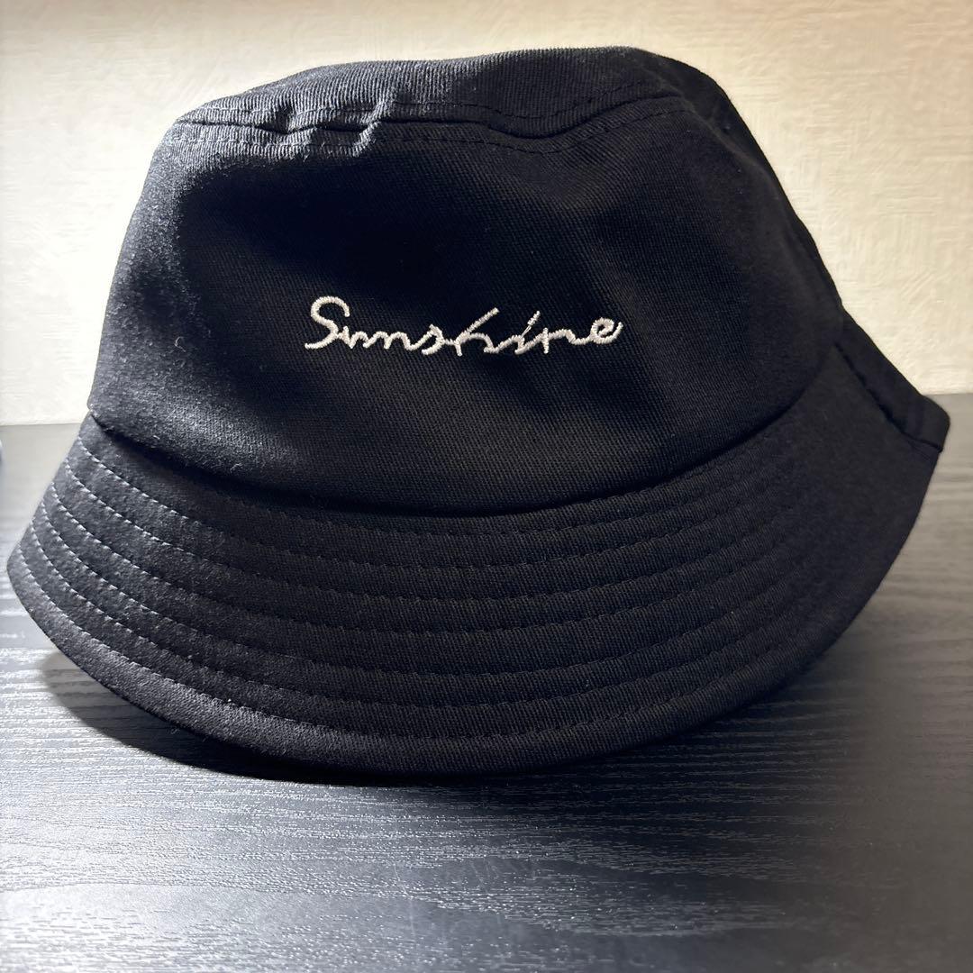 黒のバケットハット刺繍ロゴ付き - メルカリ