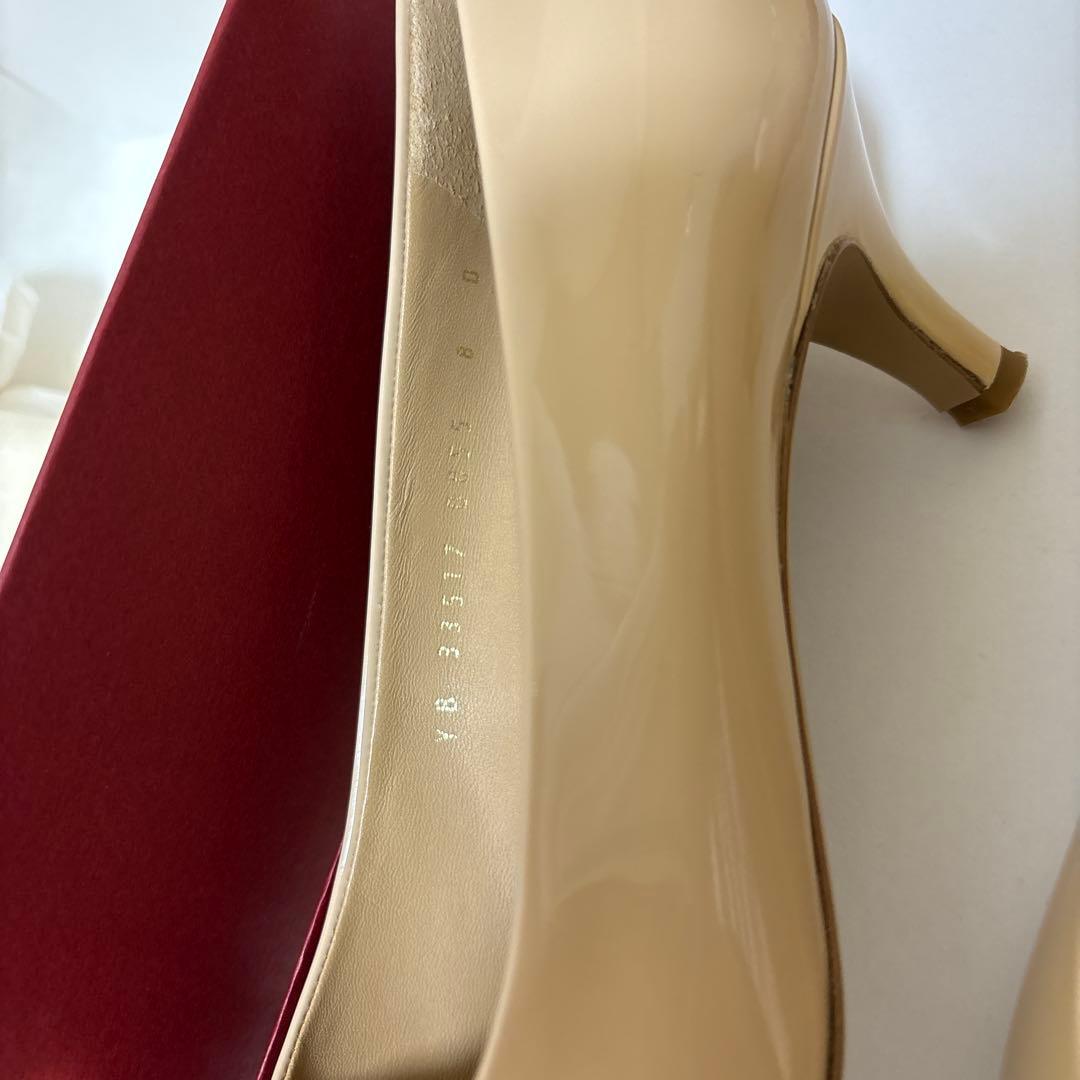 1回使用 Ferragamo ヴァラリボン エナメルパンプス ベージュ 8D - メルカリ