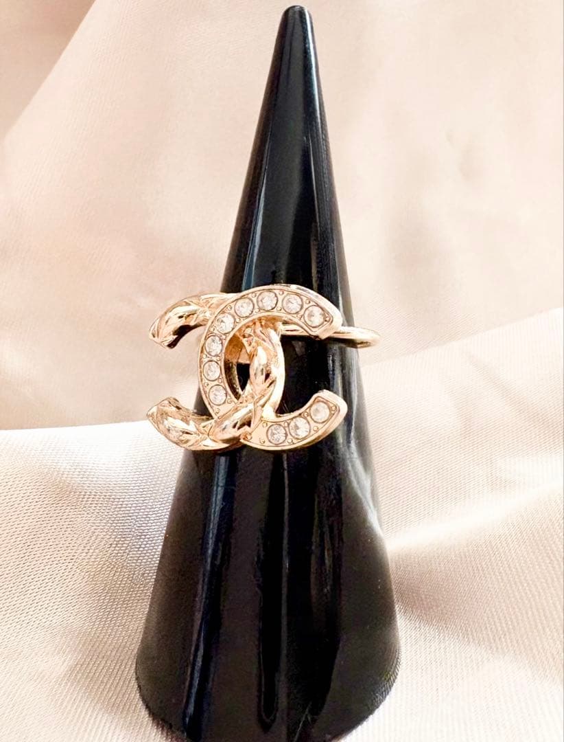 ✻✻CHANEL✻✻ ヴィンテージボタンリング ゴールド×ビジュー - メルカリ