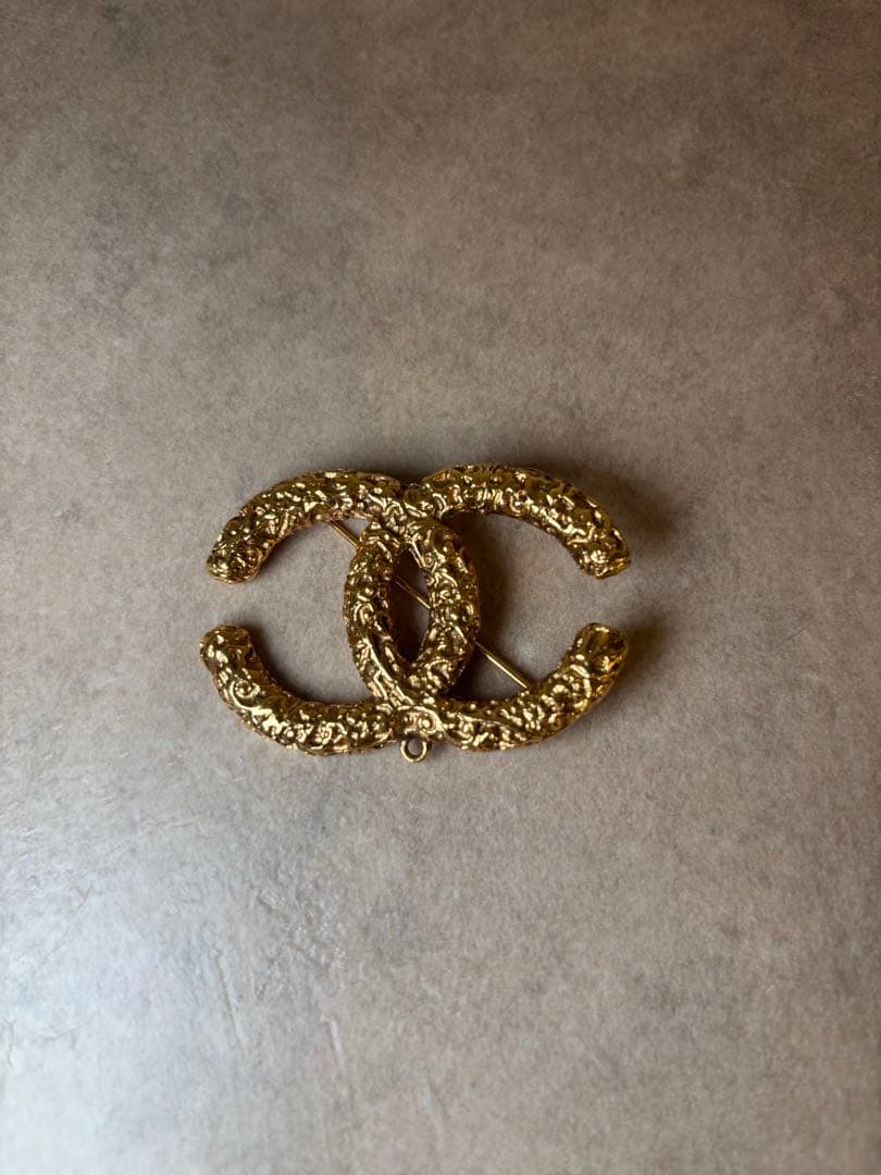 CHANEL ゴールド ブローチ ダブルCロゴココマーク93A - メルカリ