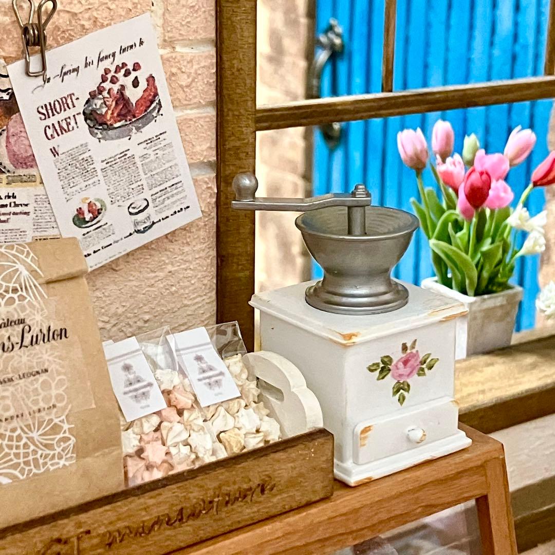 ミニチュアコーヒーミル ローズ柄 ドールハウス 1/6 - メルカリ