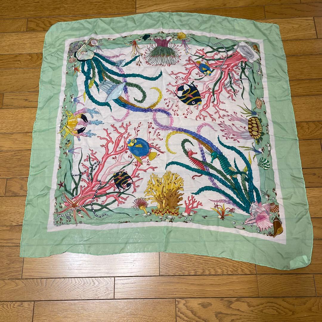 V. Accornero 海洋生物プリントスカーフ　ヴィンテージGUCCI GUCCI カレ スカーフ 水色フレーム多種多様の花と虫 V.Accornero