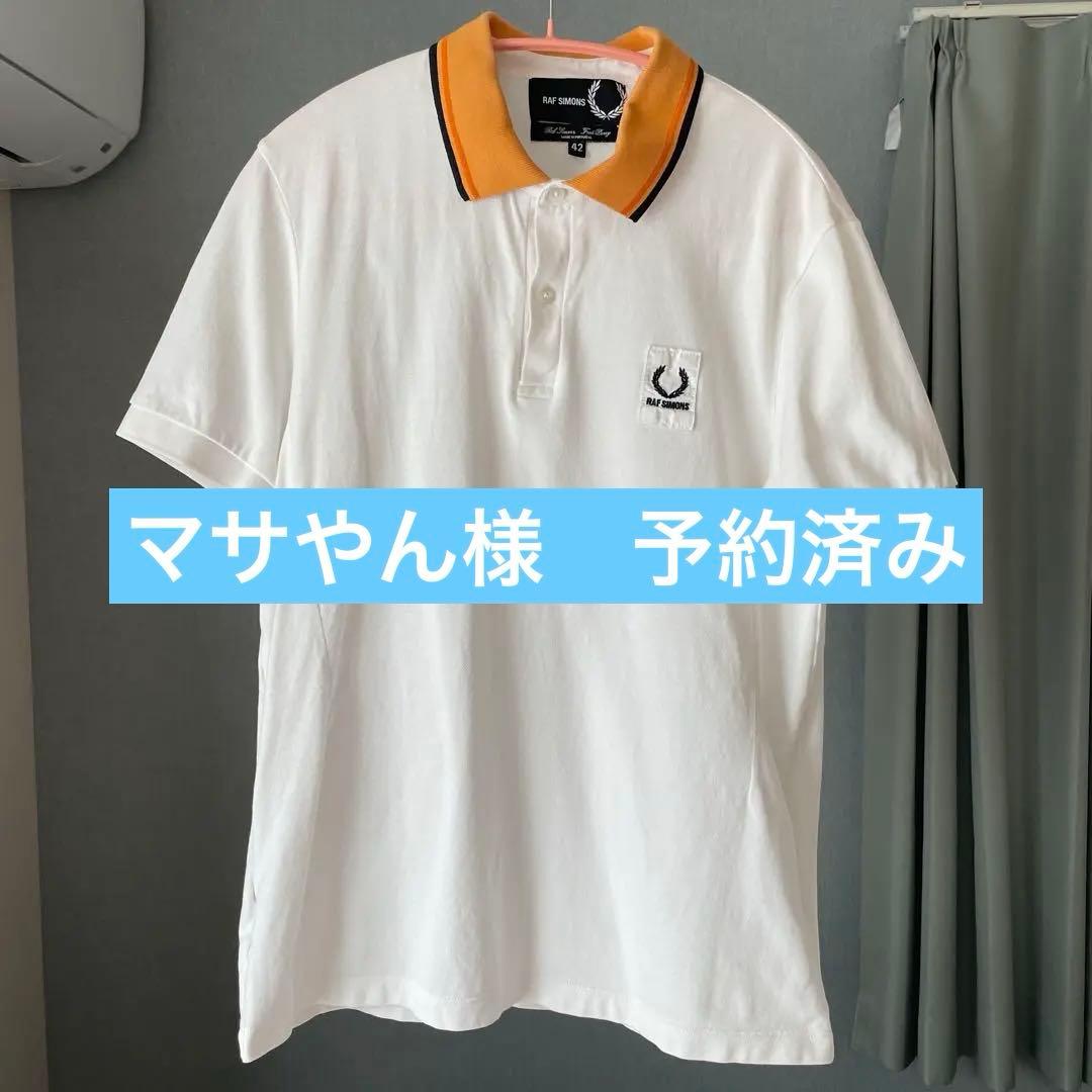 RAF SIMONS フレッドペリーコラボ ポロシャツ ホワイト/オレンジ 差がつく大人のフレッドペリー】ポロシャツ、パーカ…完売必至。「ラフ
