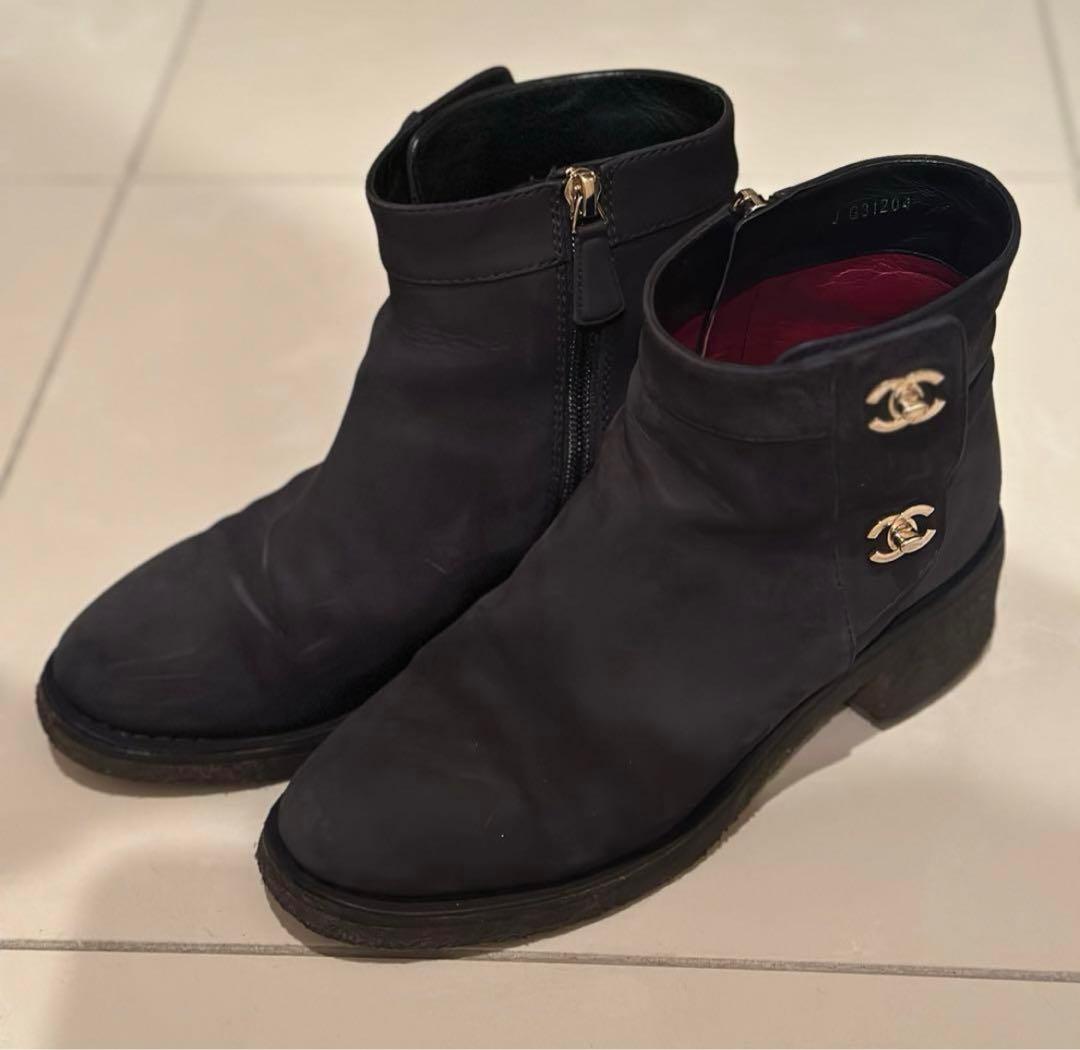 シャネル♡ショートブーツ ターンロック スエード ブラック - メルカリ