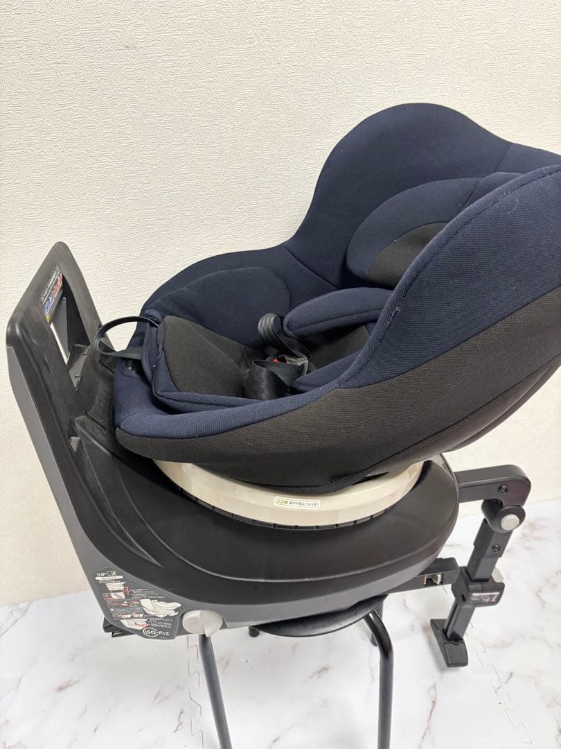 美品 ネセルターンリミテッドISOFIX 回転式 チャイルドシート 紺色 Combi