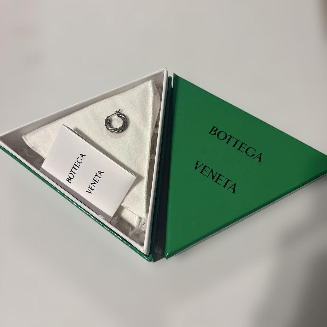 ボッテガヴェネタ ツイストフープピアス our'sローズさん着用 片耳