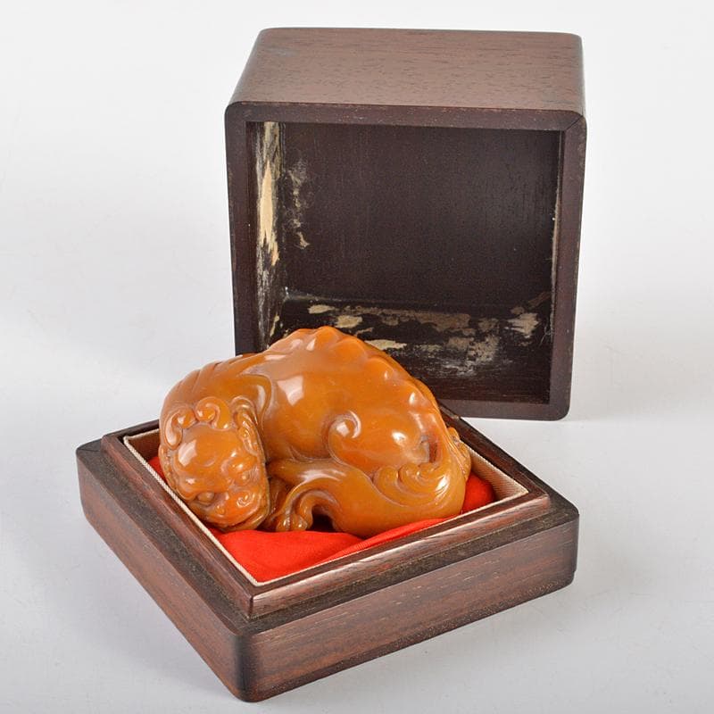 天馬　中国　玉石田黄寿山石彫刻　獅子　置物　紙鎮　唐木箱付　H　R6731