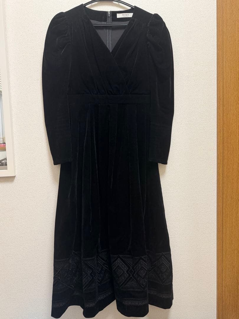 ワンピース herlipto Embroidered Velour Midi Dress