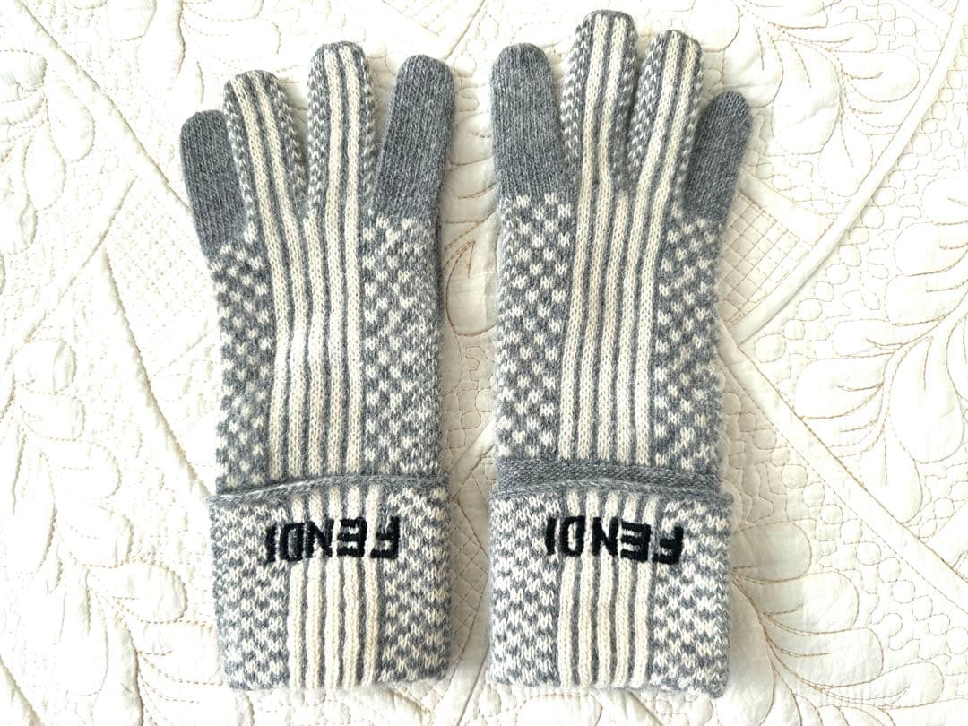未使用FENDIフェンディロゴ手袋☆白グレーグローブズッカ柄FFアンゴラウール 楽天市場】FENDI フェンディ グローブ ニット 手袋 ズッカ柄