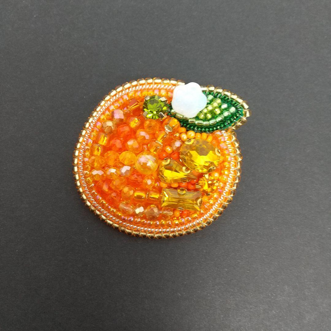 No.369*みかんブローチ＊ビーズ刺繍 - メルカリ
