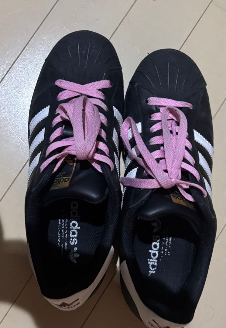 adidas Superstar 黒/白 ピンク靴紐 - メルカリ