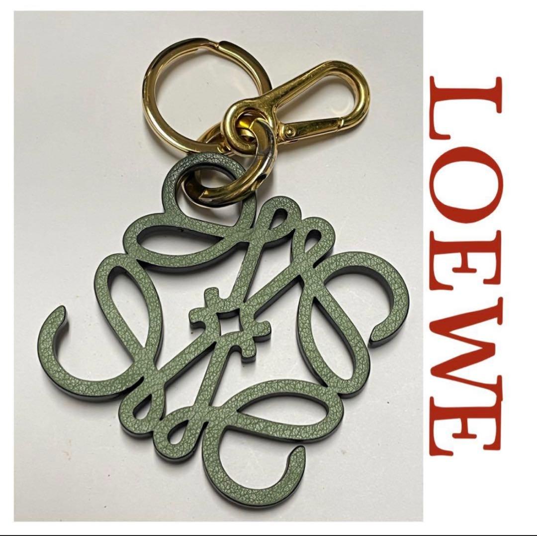 LOEWE ロゴ型キーホルダー グリーン ブラック - メルカリ