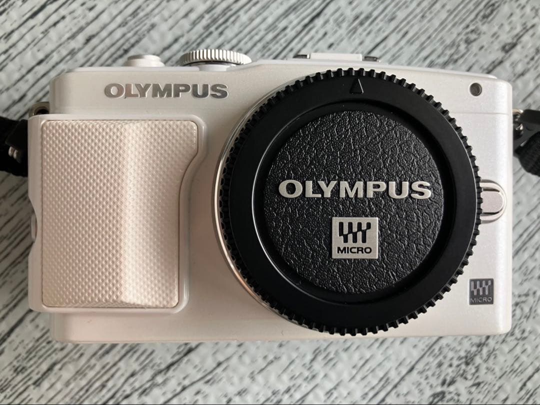 OLYMPUS E-PL6 ミラーレス一眼 ホワイト ストラップ付き OLYMPUS PEN オリンパス ミラーレス一眼 Lite E-PL6 レンズキット