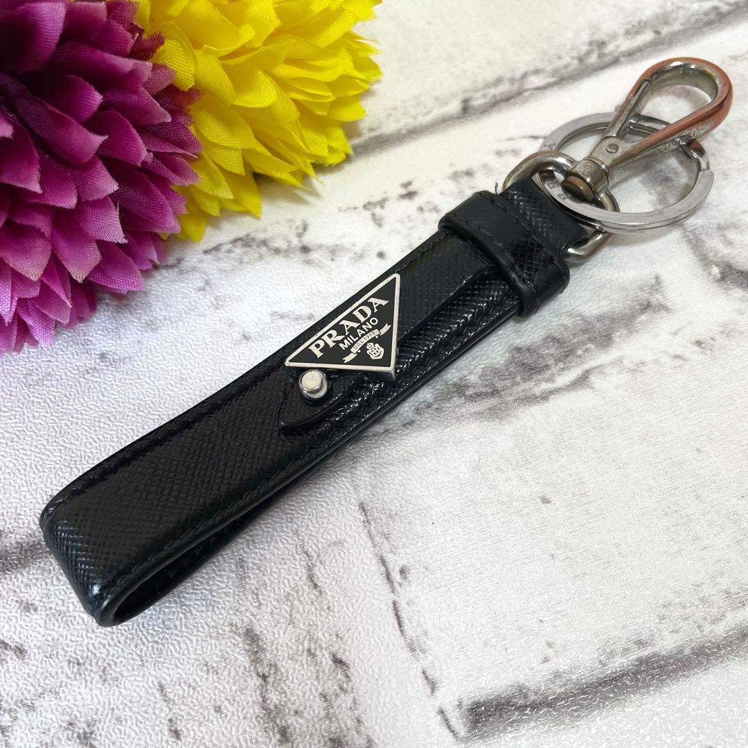 プラダ　PRADA　キーホルダー　キーリング　三角ロゴ　サフィアーノレザー　黒 000000139908-01.jpg?size=l&w=