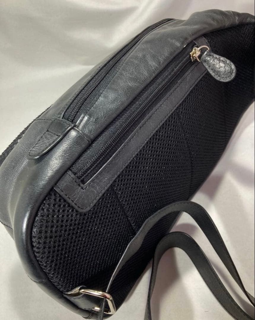 本物パイソンスキンxブライドルレザー使用のボディバッグ