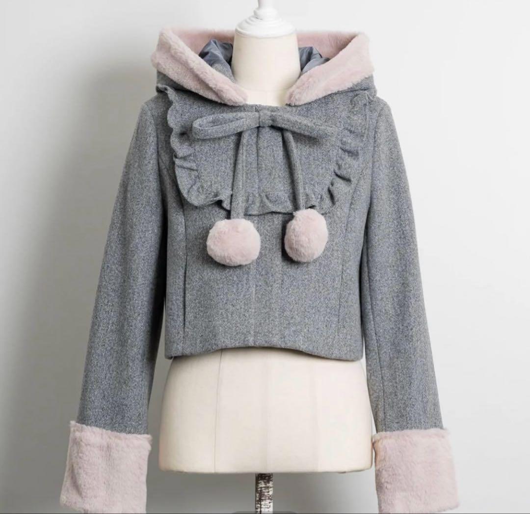 pium ファーリボンヨークフリルショートコート グレー - メルカリ