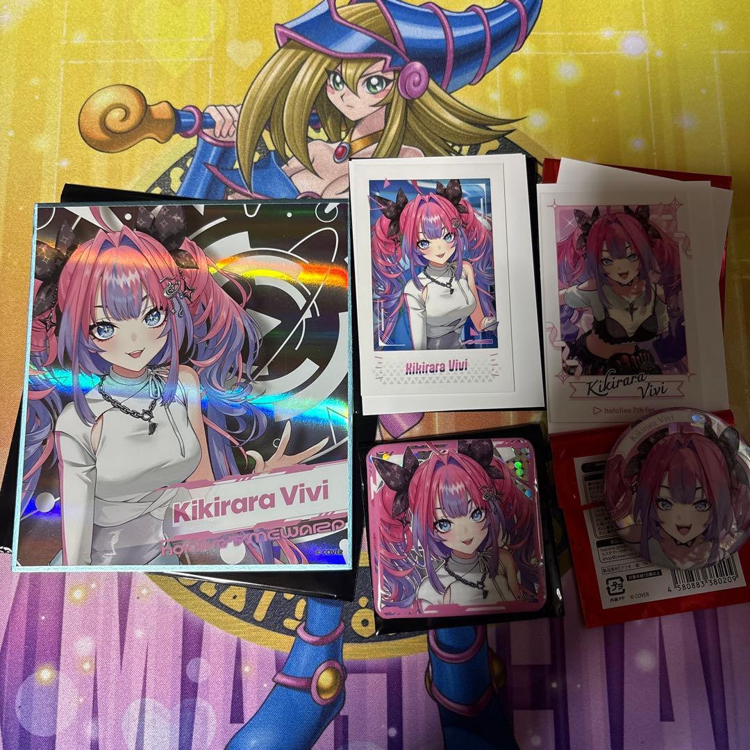 綺々羅々ヴィヴィ 色紙 チェキ風カード 缶バッジセット ホロライブ