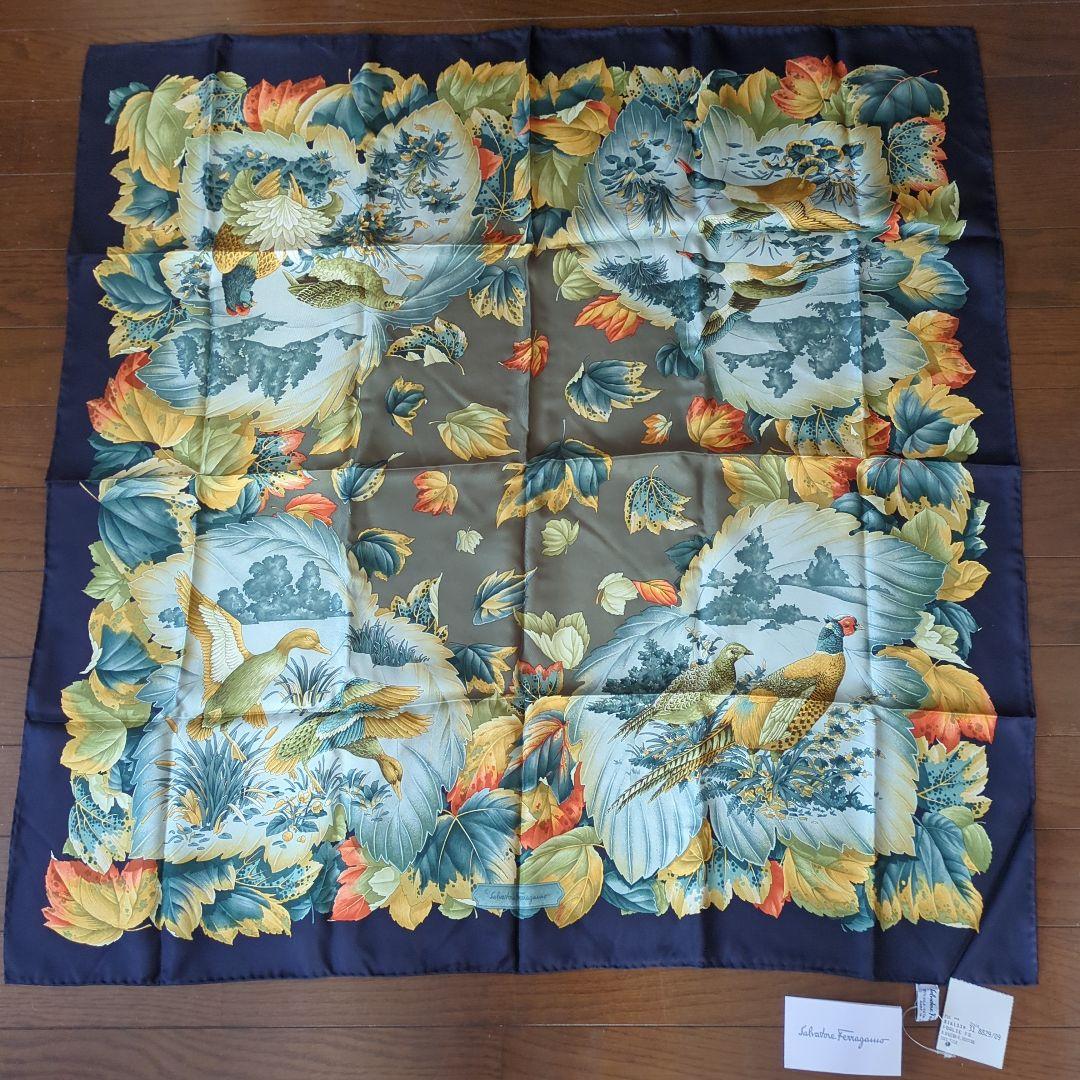 フェラガモ 大判シルクスカーフ 鳥と花柄 - メルカリ