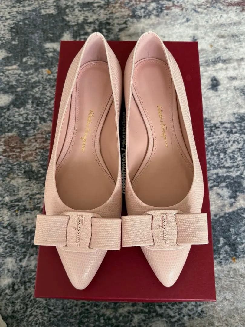 新品 Salvatore Ferragamo フェラガモ VIVA パンプス - メルカリ