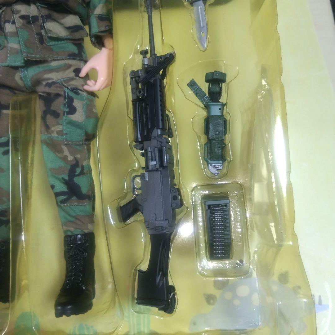 ドラゴン1/6女性兵士と同スケールのスコーピオン軽戦車かシュリダン戦車？のセット