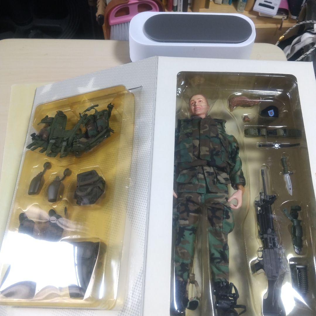 ドラゴン1/6女性兵士と同スケールのスコーピオン軽戦車かシュリダン戦車？のセット