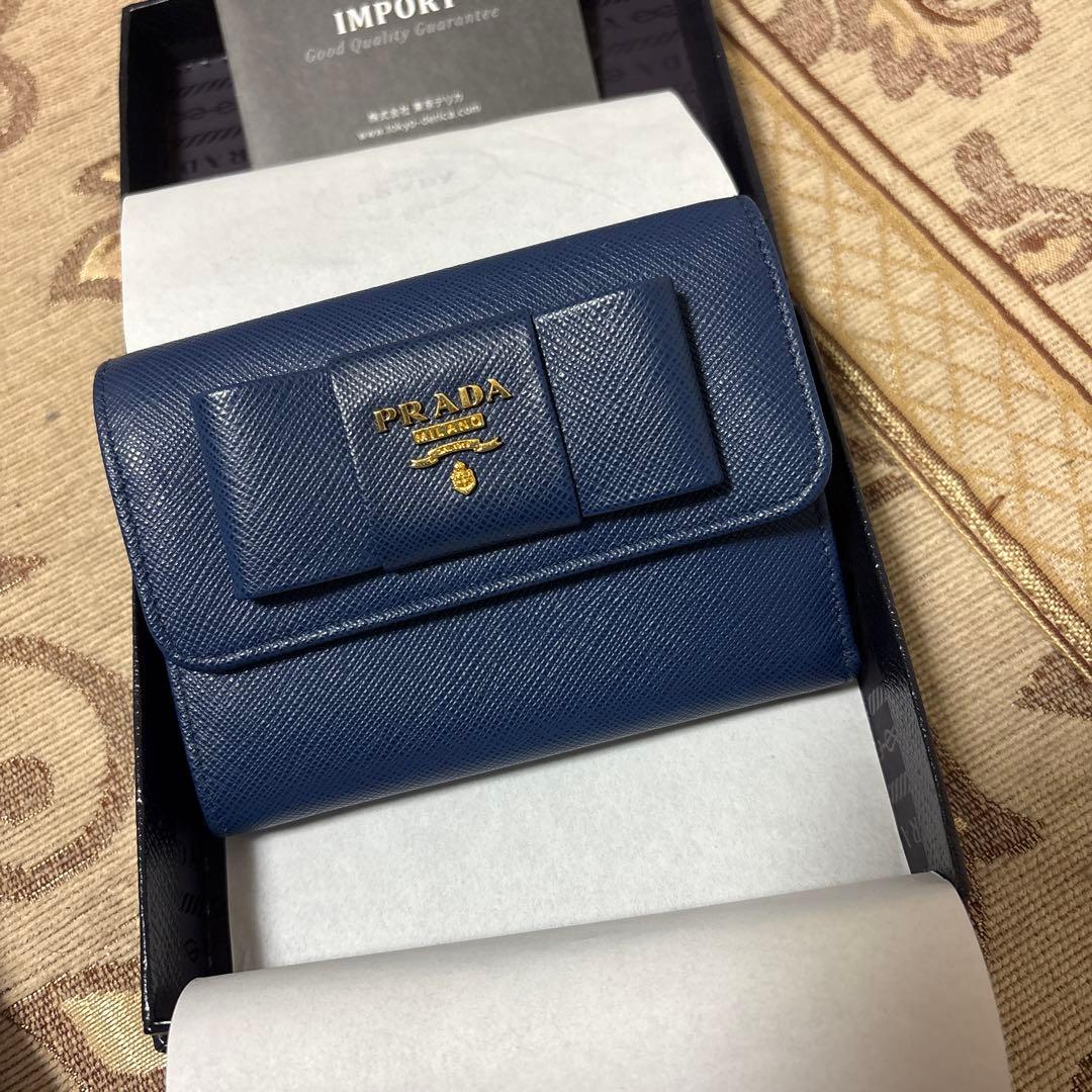希少PRADA ネイビー 三つ折り財布 - メルカリ