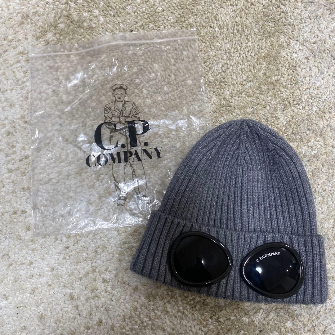 C.P. COMPANY グレー ニット帽 サングラス付き - メルカリ