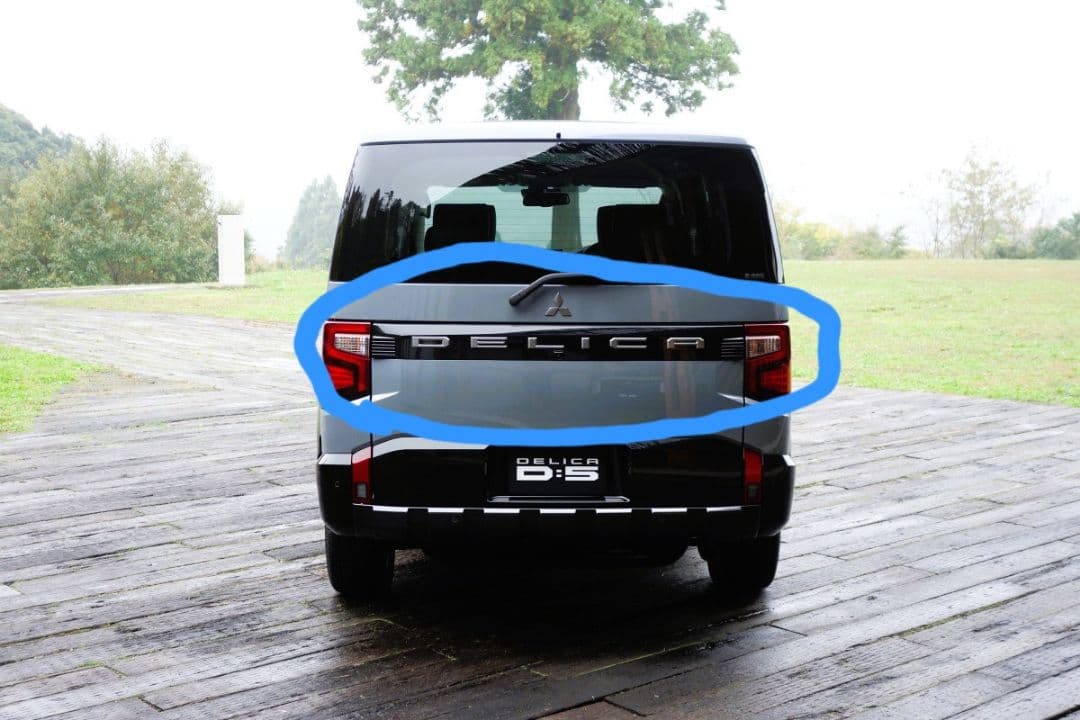 新車外し未使用、新型デリカD5純正リアガーニッシュ一体リアエンブレム