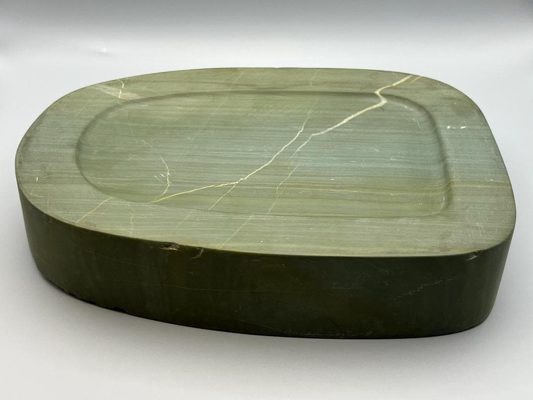 【海】硯　松花江緑石硯 松樹山水画　大硯 錦箱入　中国書道 　約：3.8kg