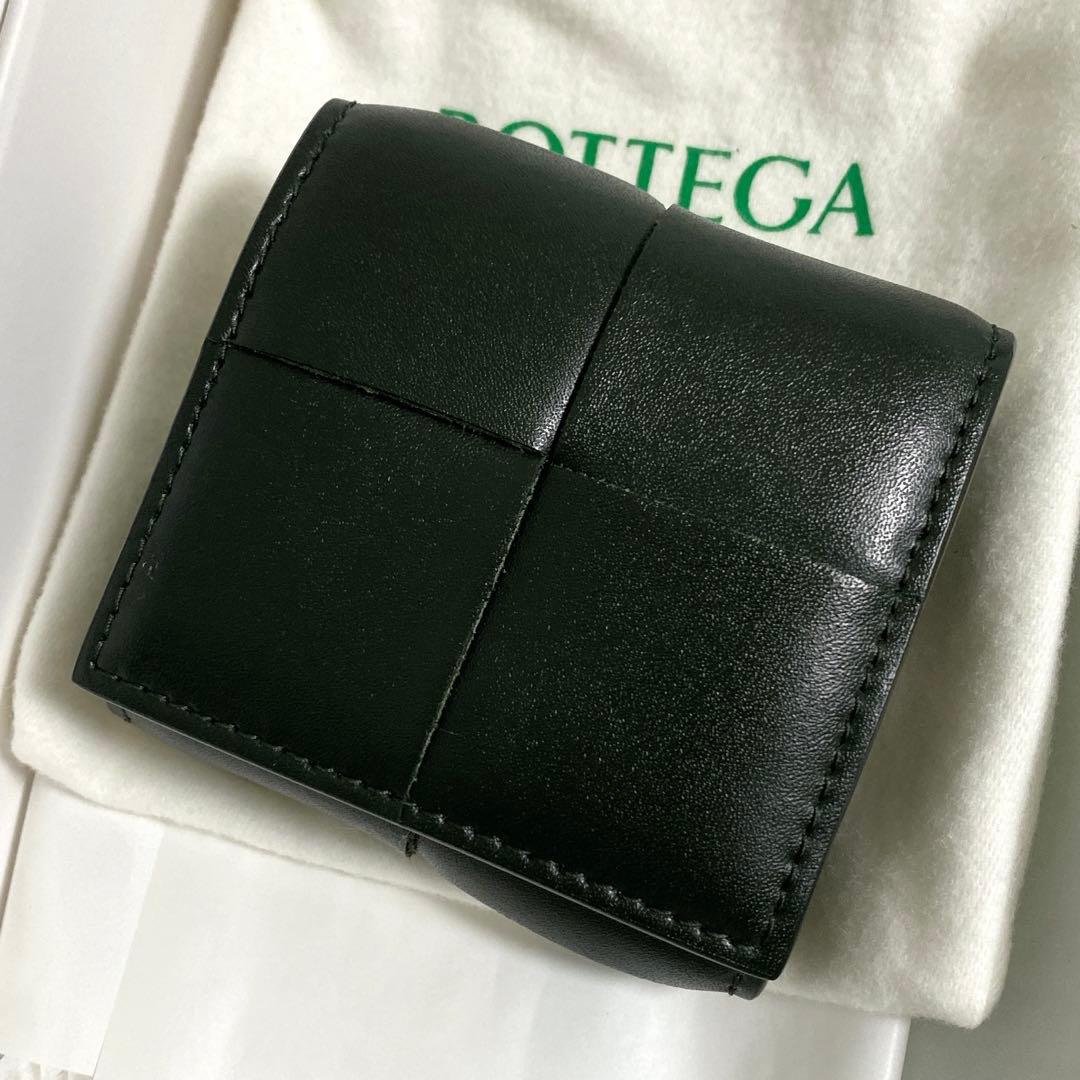 BOTTEGA VENETA / カセット 折り畳みパース ダークグリーン カセット コインパース付き二つ折りウォレット のために メンズ で
