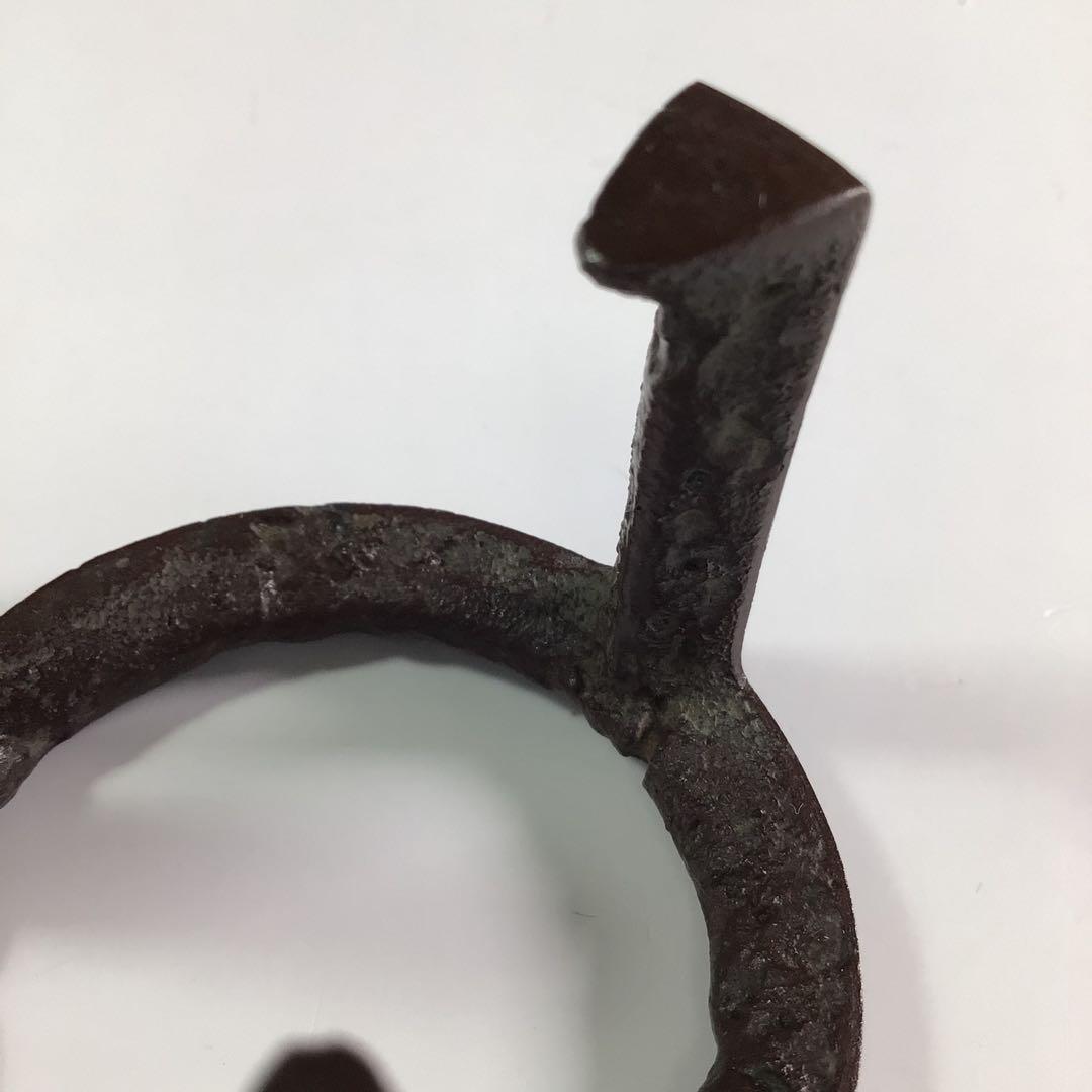 Ｐ９６０　蓋置　『人間国宝　高橋敬典造』『鉄製』『五徳蓋置』　共箱　茶道具