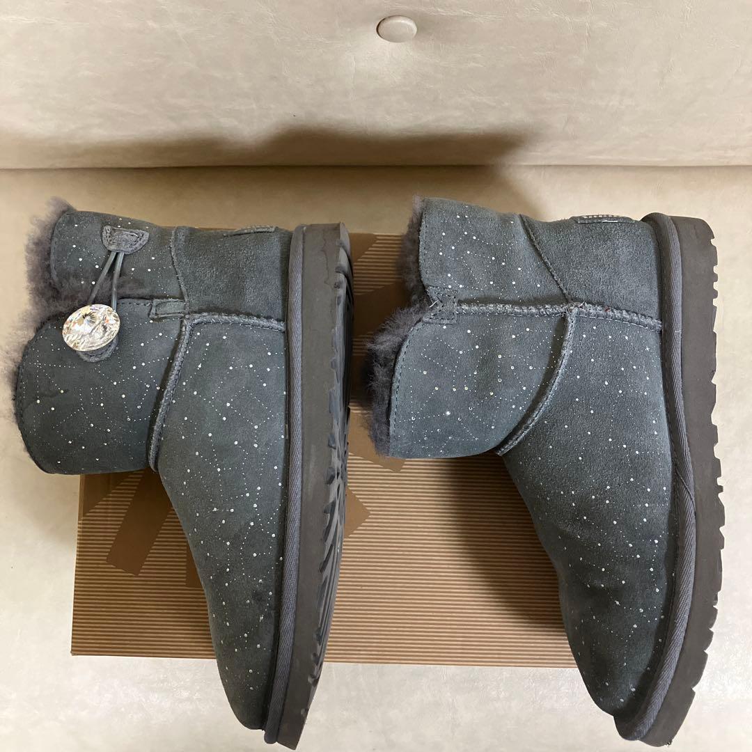 UGG MINI BAILEY BUTTON BLINGスワロフスキー23㎝ - メルカリ