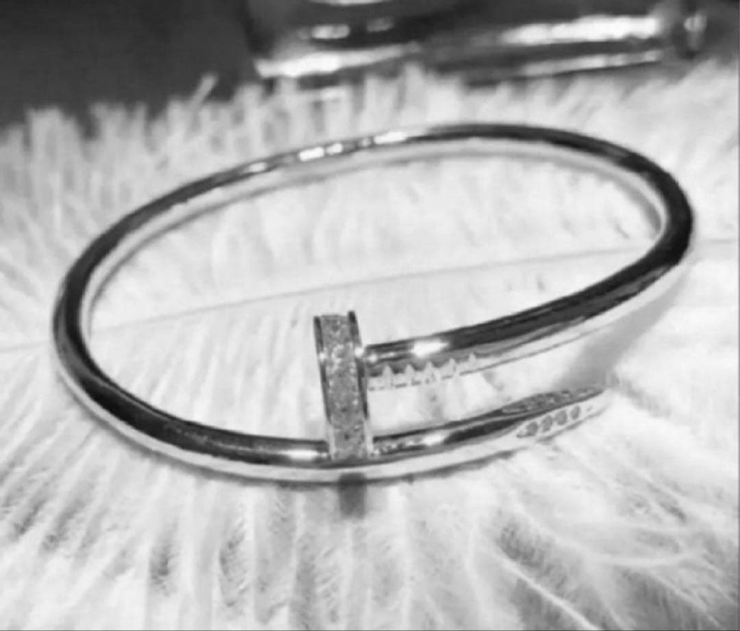 最高級 クギモチーフ ホワイトゴールド 合成ダイヤモンド バングル