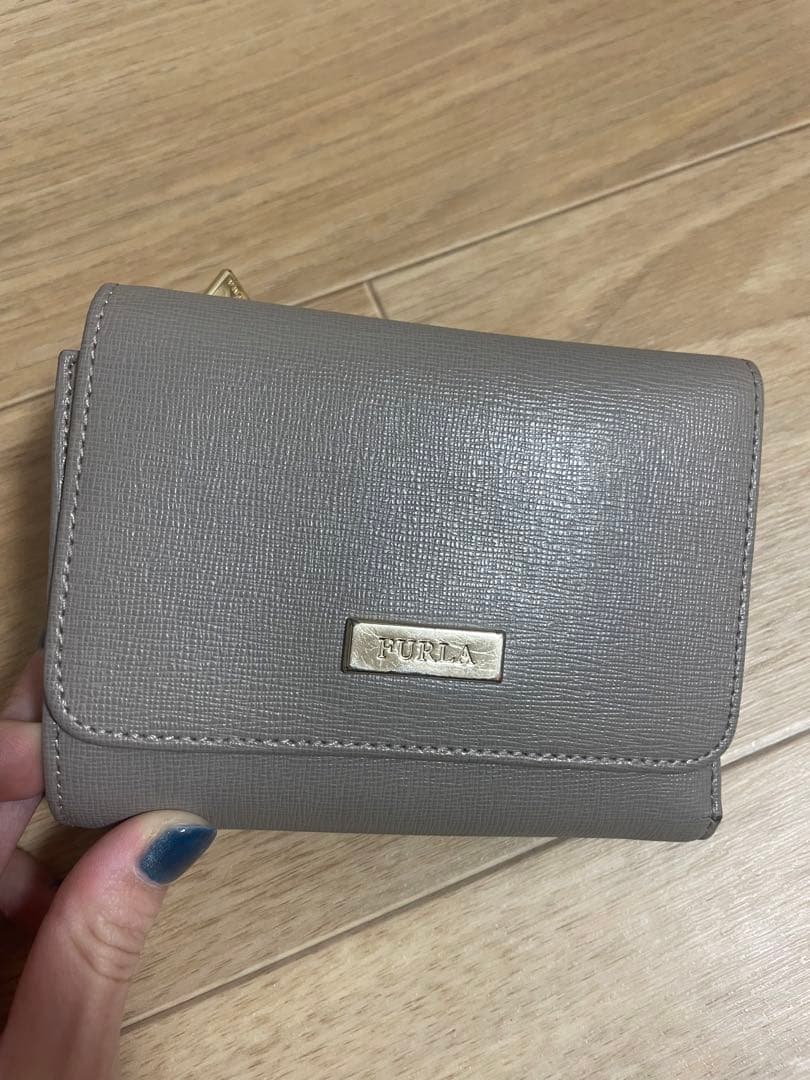 FURLA グレー 三つ折り財布 - メルカリ