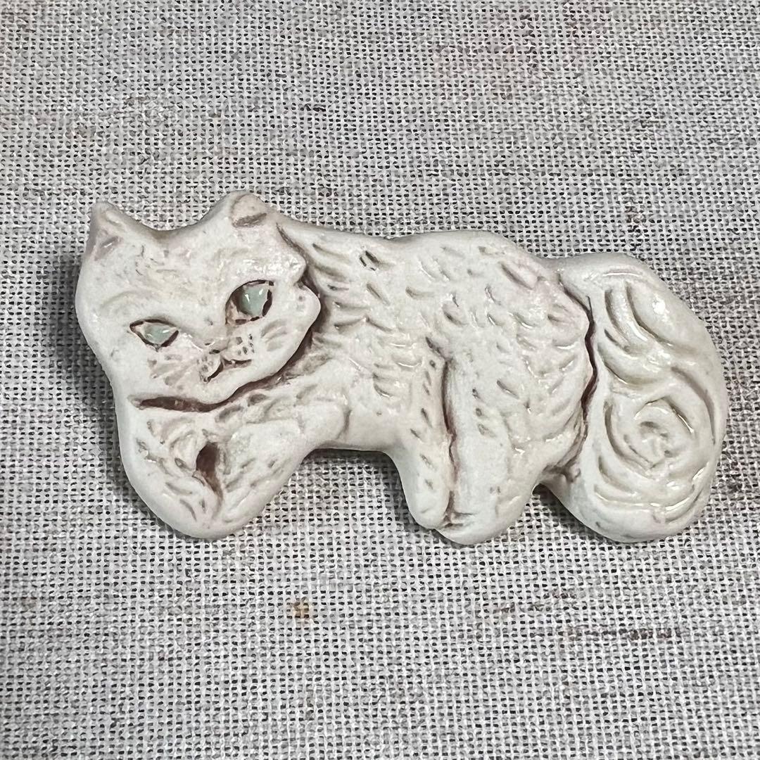 陶器製猫ブローチ 2017年製 小菅幸子 - メルカリ