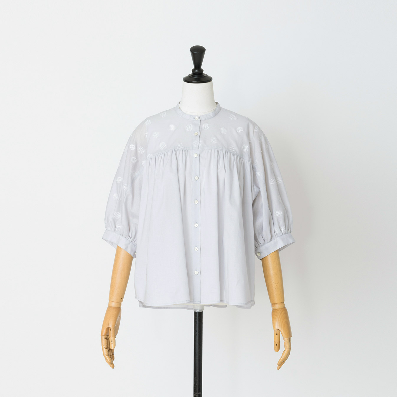 STAMPSのスタッフが着てみたシリーズ＞刺繍のブラウス – STAMPS ONLINE