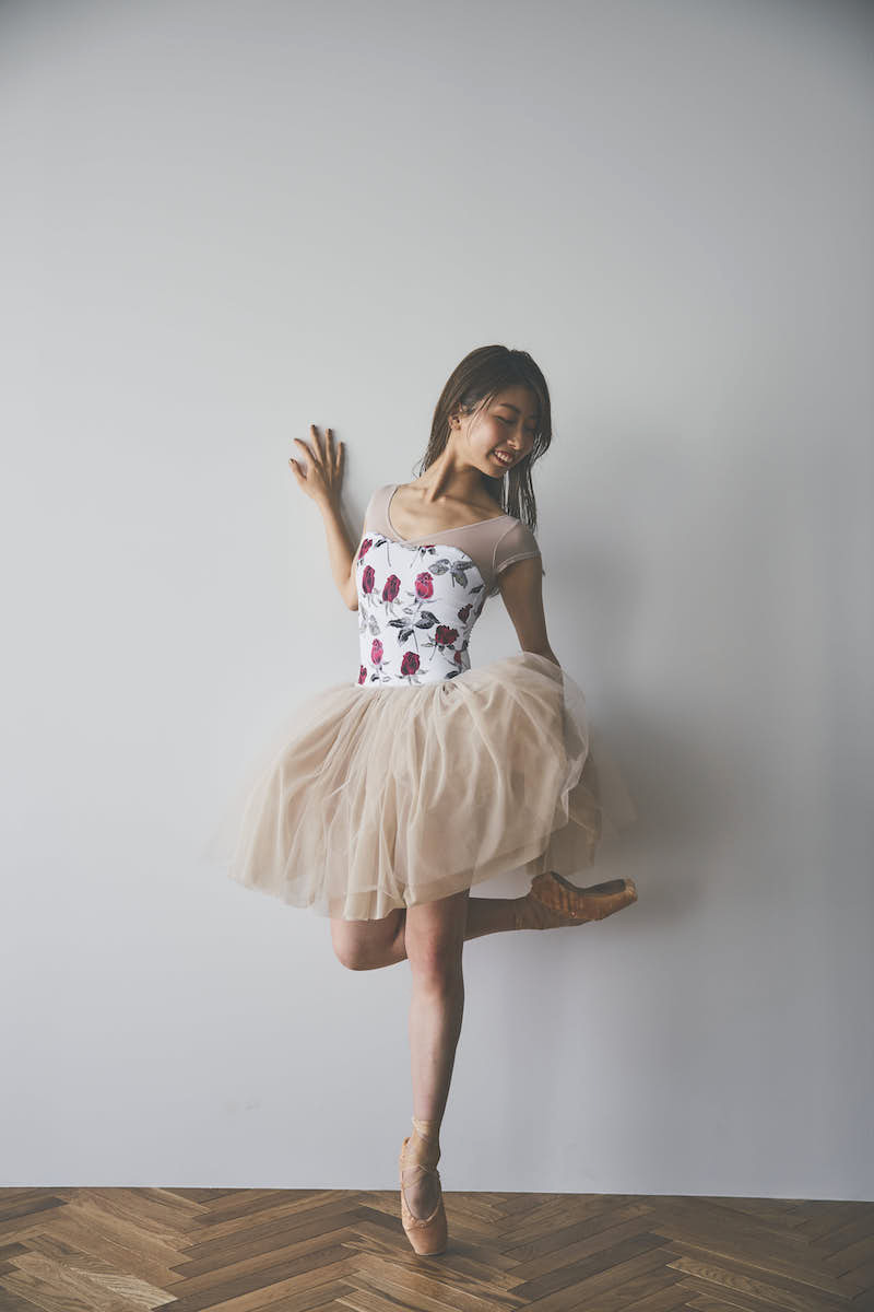 stina / type H half sleeve / Noire Rose white