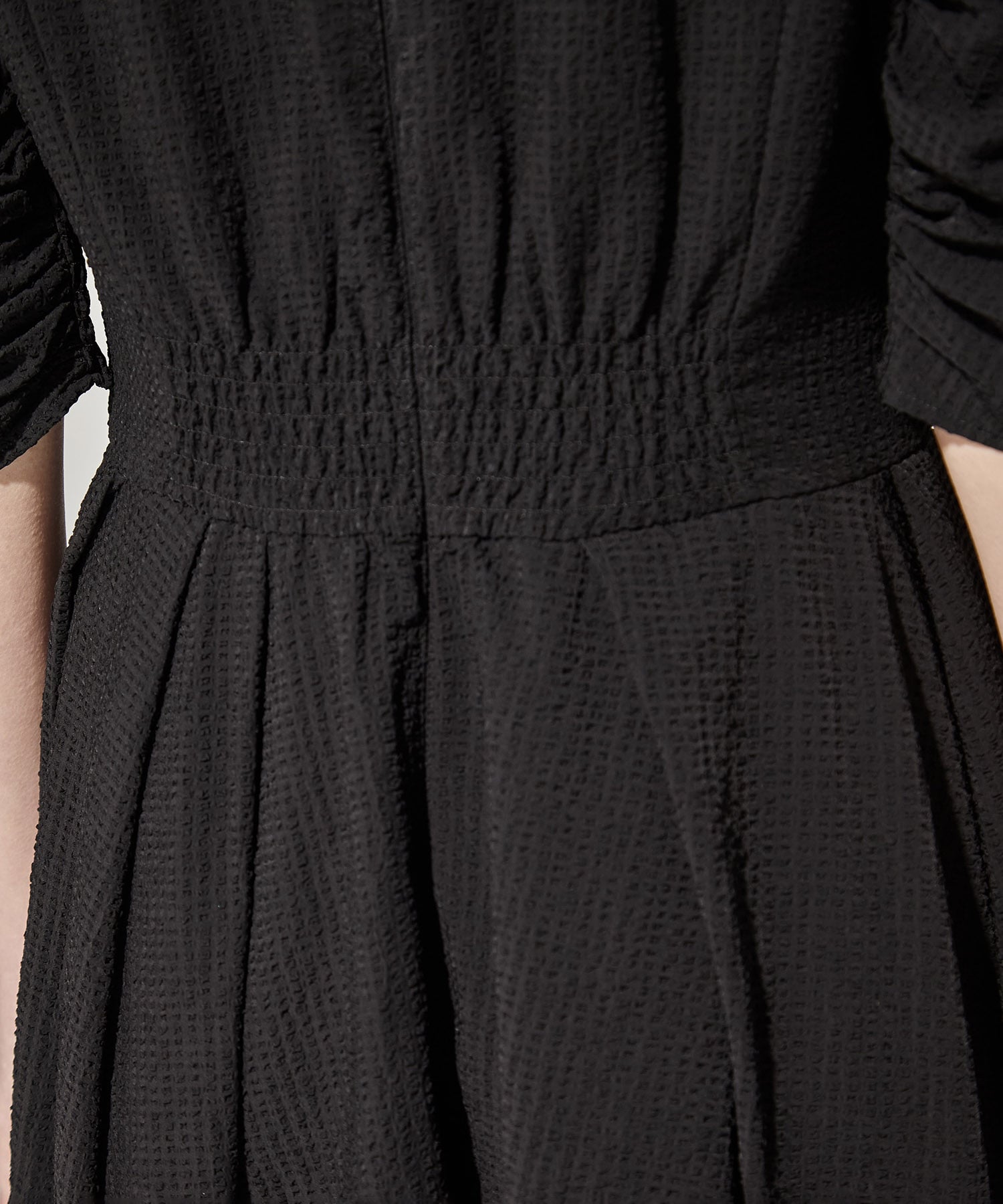 SEERSUCKER VOLUME HEM DRESS(S BLACK): AMERI: WOMENS｜ STUDIOUS