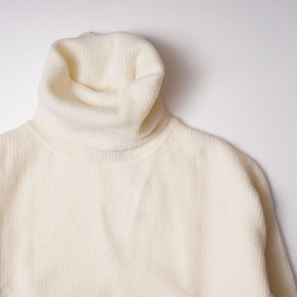 セオリー ホワイト メリノウール タートルネック ニット セーター