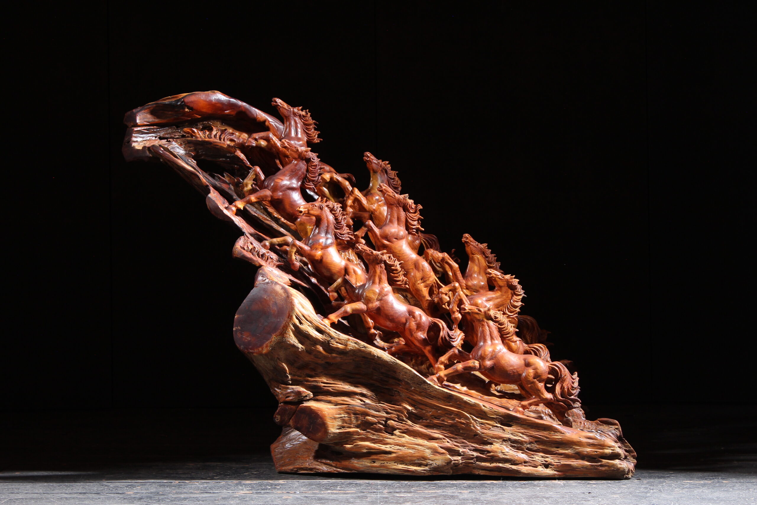 木彫りの馬群 | 赤富士竜市