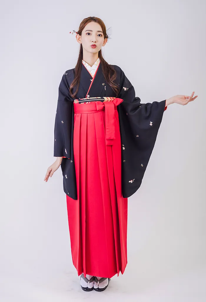 着物】黒小花ちらし+【袴】赤｜卒業式袴宅配ネットレンタルange