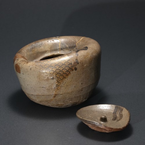 水指□阿漕窯 阿漕焼 菱形 漆器の蓋 飴釉 白雪釉 茶道具 骨董 茶器 古