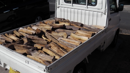 乾燥 薪 約40㎝ナラなどの広葉樹 1㎥軽トラ平積み約300㎏です。薪