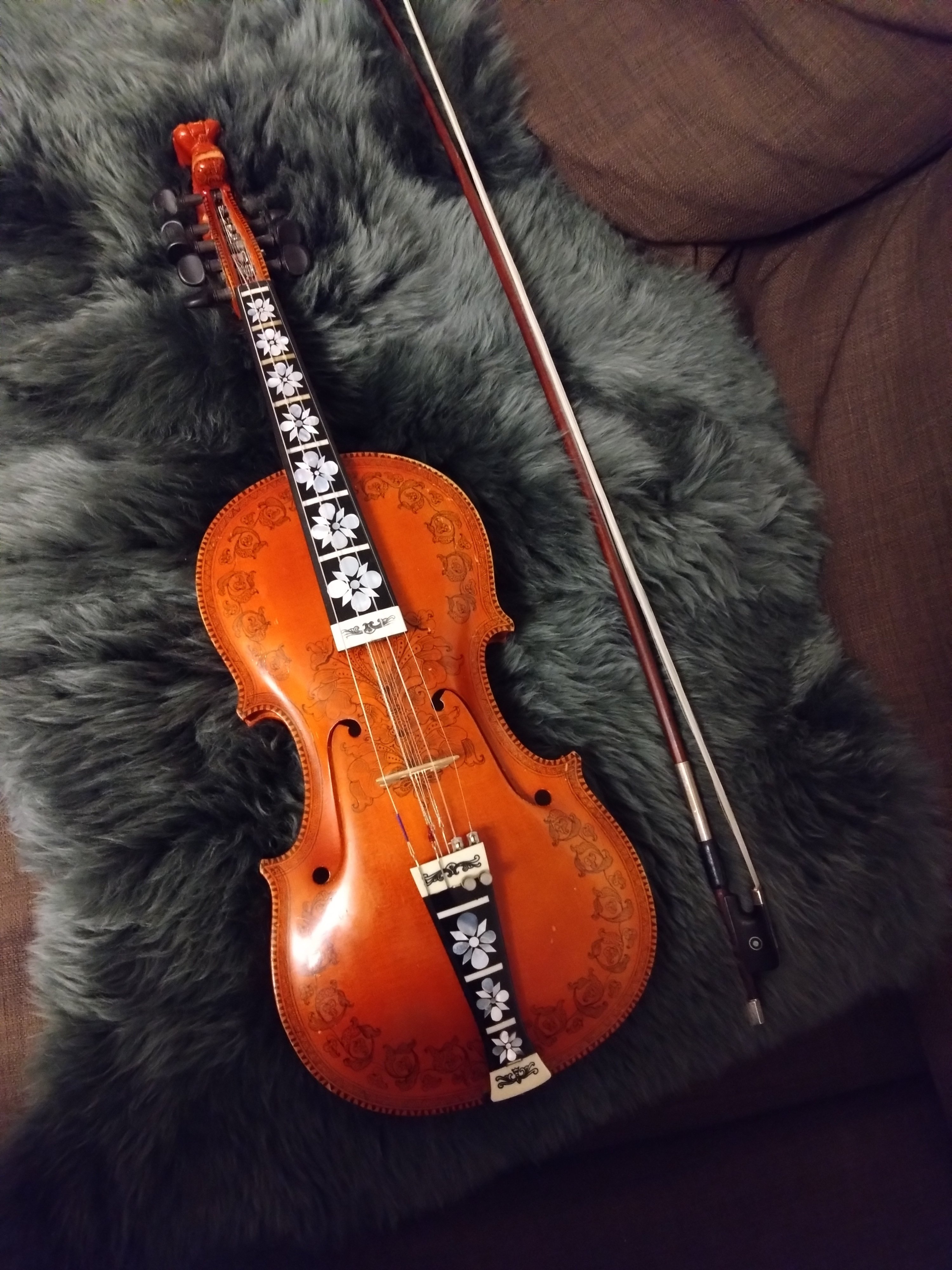 ハーディングフェーレ(ノルウェーの伝統的なバイオリン)買っちゃいまし