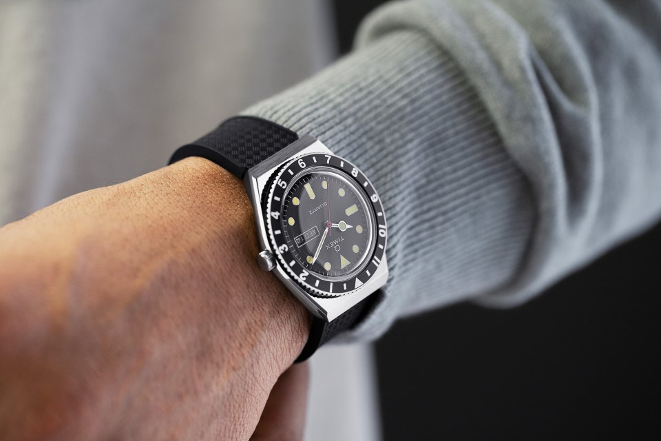 TIMEXの代表モデル『Q TIMEX』初のラバーストラップ仕様～ブラック