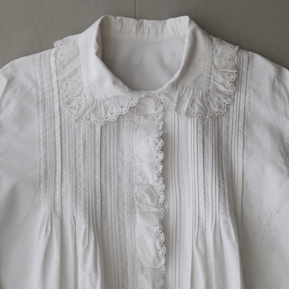 秋冬にも大活躍の定番アイテム、可憐なフランスのアンティークブラウス