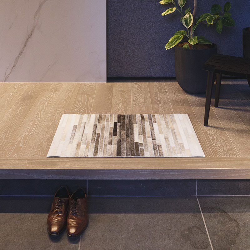 上質カウレザー] グラデーションのカウハイドラグ チャコールグレー