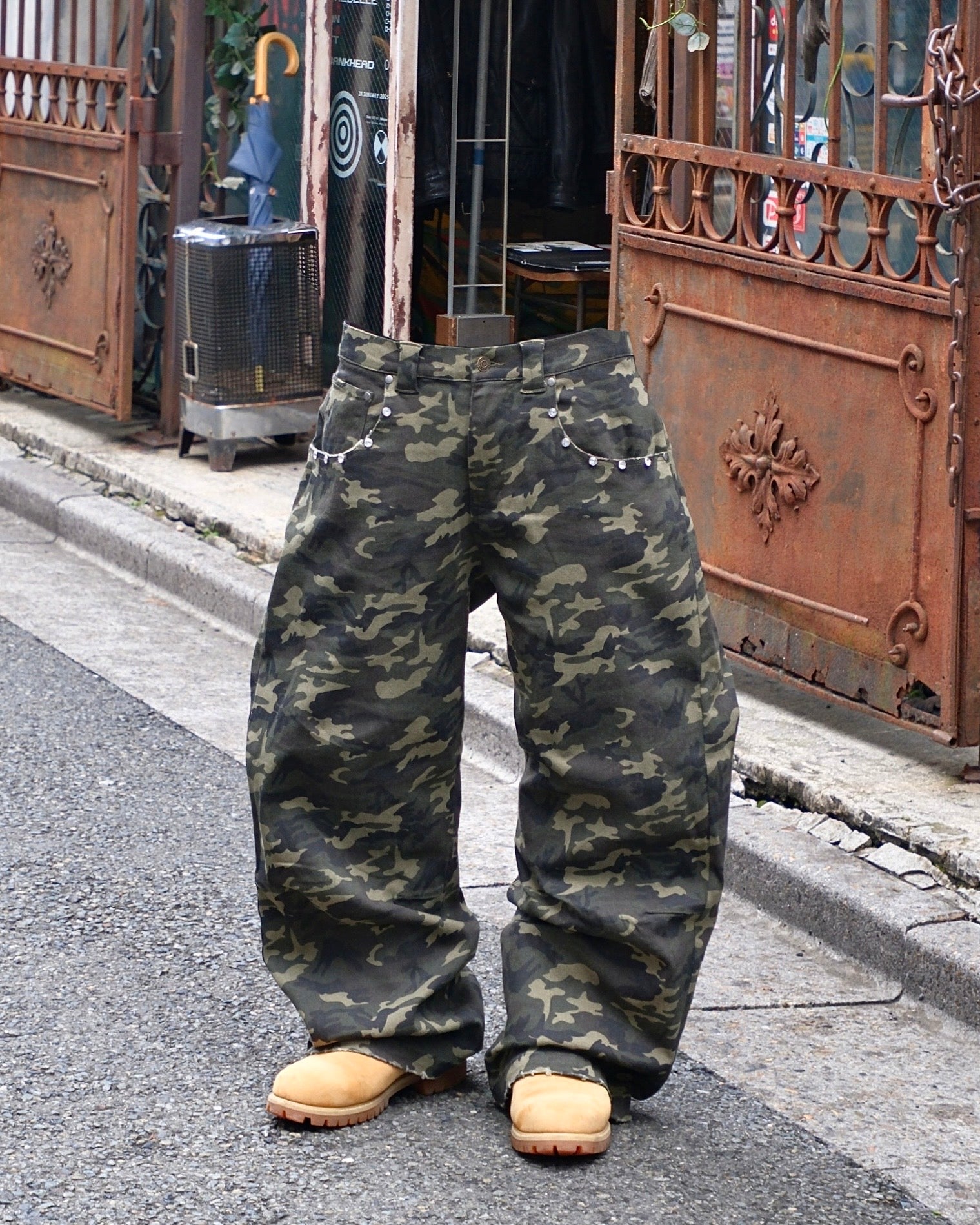 Diamond-like Studded Camouflage Pants – BELVET