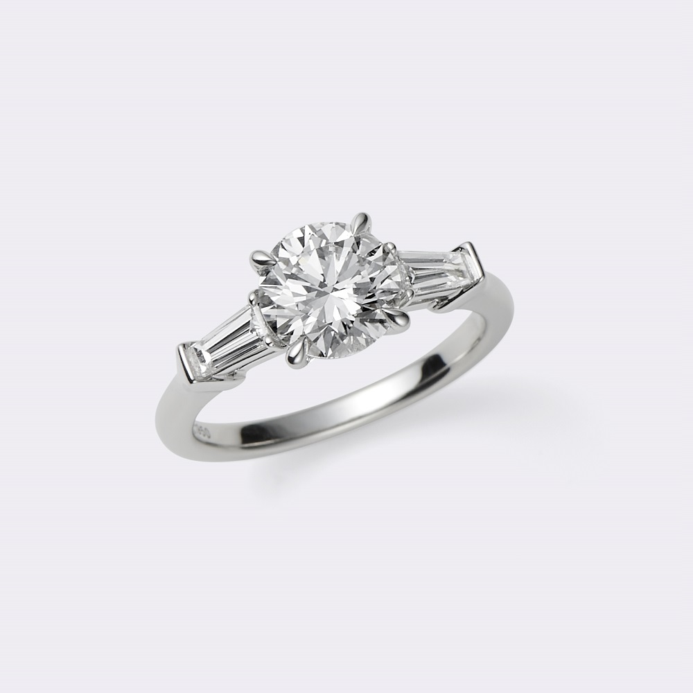 2ct ラウンド×テーパーバケットダイヤモンドリング | ジュエリー